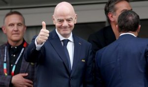 Gianni Infantino, presidente de la FIFA, levanta el pulgar. © EFE
