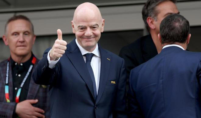 Gianni Infantino, presidente de la FIFA, levanta el pulgar. © EFE